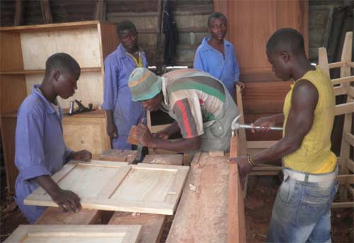 Les apprentis menuisiers en stage pratique dans un atelier de la ville de Goma, promotion 2012