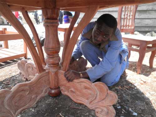 Fabrication de meubles par les ex enfants soldats de Goma.