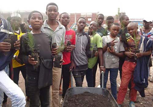 Enfants soldats démobilisés plantant des arbres à Goma, RDC - Un geste pour la Paix