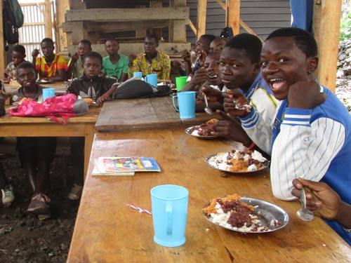 Repas de cantine servi aux apprentis menuisiers de Goma
