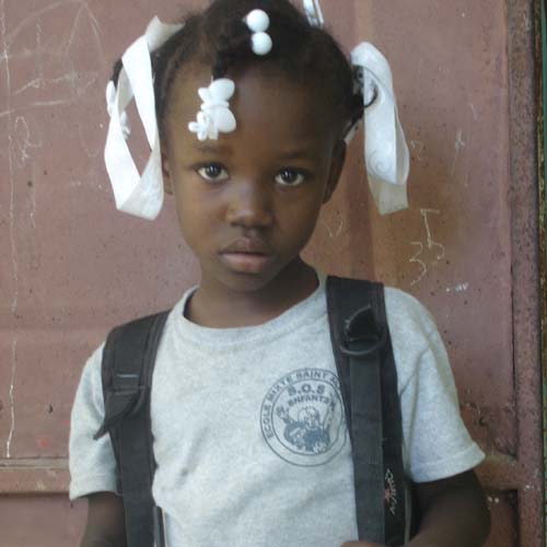 Enfant d'Haïti élève à l'école St Alphonse de Cité Soleil