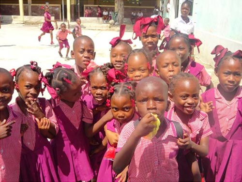 Enfants de l'école St Alphonse dans le bidonville de Cité Soleil en Haïti