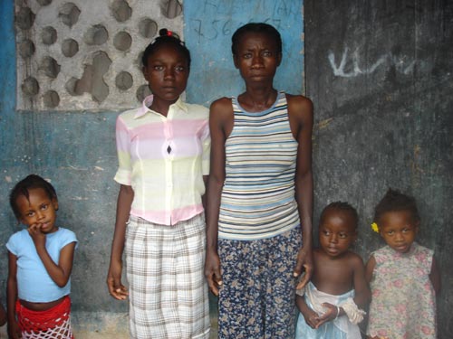 Famille vivant dans la misère dans le bidonville de Cité Soleil en Haïti