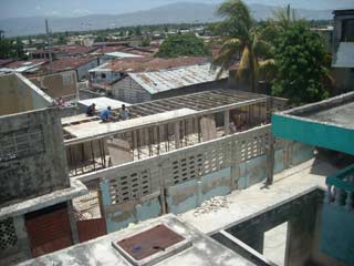 Dans le bidonville de Cit� Soleil en Ha�ti, la cantine de l'�cole St Alphonse en reconstruction