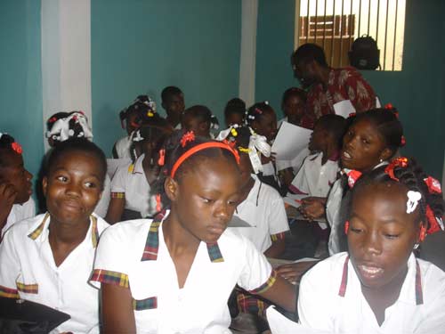 Collégiennes du bidonville de Cité Soleil scolarisées à l'école St Alphonse en Haïti