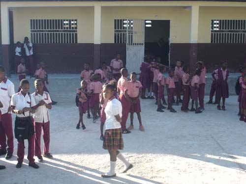 Elèves en récréation dans la cour de l'école St Alphonse de Cité Soleil en Haïti