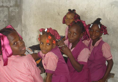 Sourires d'enfants de l'école St Alphonse à Cité Soleil en Haïti