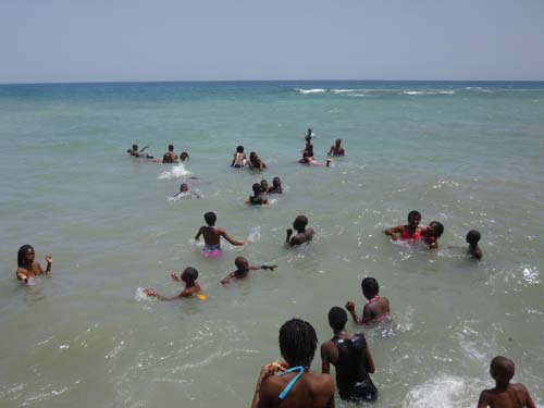 Premier bain de mer, première baignade à la plage pour les enfants de l'école St Alphonse en Haïti