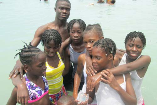 Journée de vacances sur une plage d'Haïti pour les enfants de l'école St Alphonse