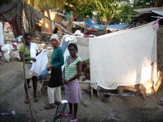 Campement de fortune à Port au Prince après le séisme du 12 janvier 2010 en Haïti