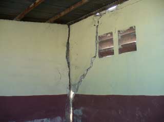 Salle de classe fissurée dans le bâtiment du secondaire suite au séisme, école St Alphonse, Cité SoleilHaïti