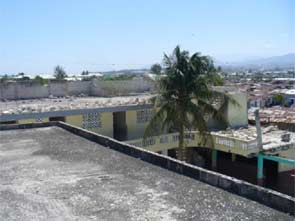 L'école St Alphonse du bidonville de Cité Soleil en Haïti, gravement fissurée par le séisme, en cours de démolition