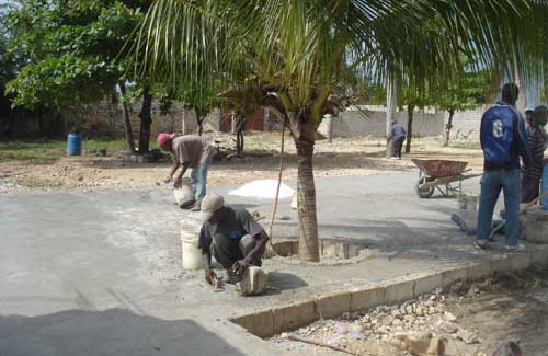 Travaux de réhabilitation et d'aménagement de la cour ravagée par le cyclone Sandy, école St Alphonse de Fourgy, Haïti