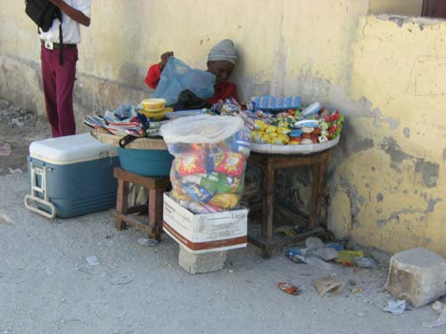 Petit commerce de misère dans le bidonville de Cité Soleil en Haïti