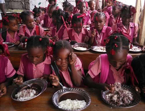 Repas des enfants à la cantine de l'école de Cité Soleil en Haïti