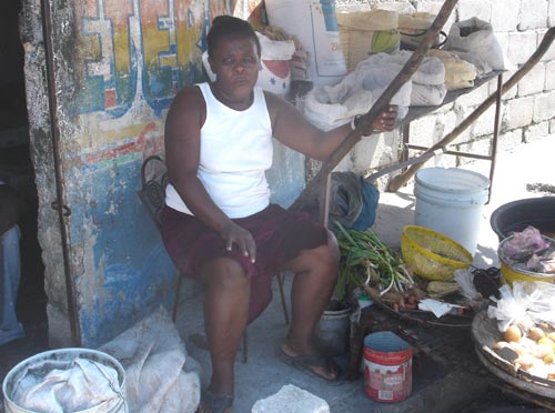 Petit commerce de misère dans le bidonville de Cité Soleil en Haïti