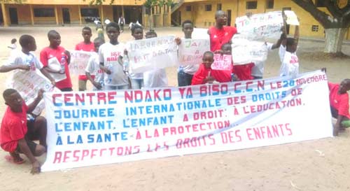 Préparation de la marche des enfants des rues du Centre Ndako Ya Biso pour la Journée Internationale des Droits de l'Enfant à Kinshasa