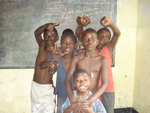 Alphabétisation des enfanst des rues au centre Ndako Ya Biso à Kinshasa, RD CONGO