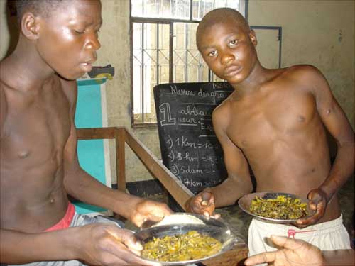 Un repas chaud est servi chaque jour aux enfants des rues au Centre Ndako Ya Biso à Kinshasa