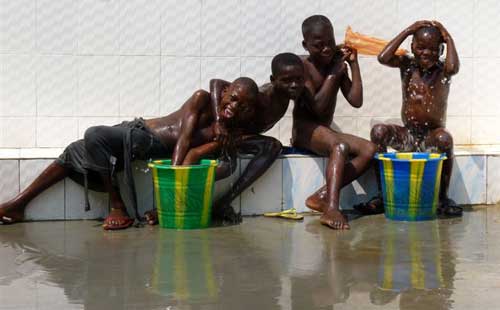 Toilette des enfants des rues au Centre d'Accueil Ndako Ya Biso à Kinshasa