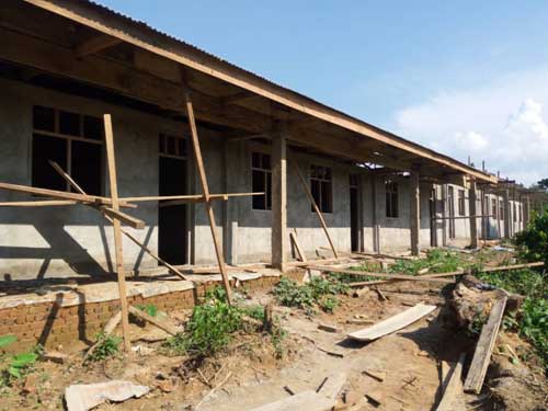 Les maçons ont entièrement terminé de crépir le bâtiment scolaire de Visiki en RDC