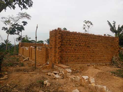 Elévation des murs de l'école de Visiki en RDC