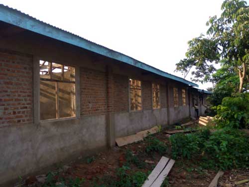 Les crépis intérieurs et extérieurs du bâtiment scolaire de Visiki en RDC sont terminés