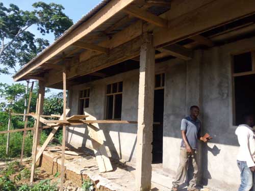 Le crépi intérieur et extérieur de l'école est terminé, la pose des tôles du toit est en bonne voie à Visiki en RDC