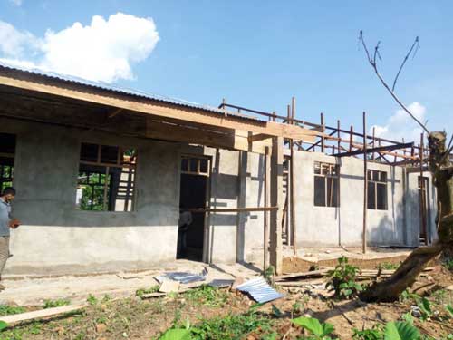 Le crépi intérieur et extérieur de l'école est terminé, la pose des tôles du toit est en bonne voie à Visiki en RDC