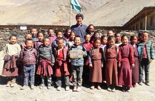 Enfants du Tibet, élèves de la classe LKG de l'école de Ting Kyu au Népal