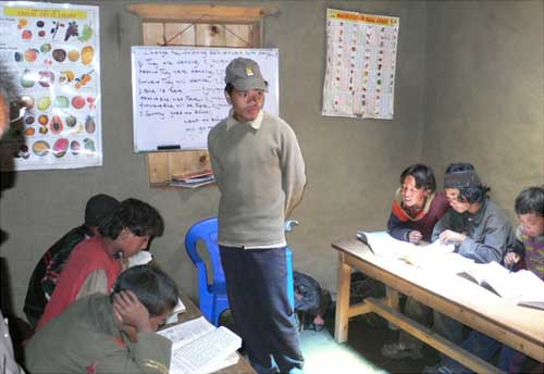 Une classe de l'école de la Kula Mountain School à Tinje, vallée de Panzang dans le Haut-Dolpo au Népal