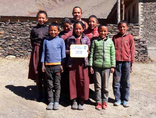 Enfants du Tibet, élèves de la classe 4 de l'école de Ting Kyu au Népal
