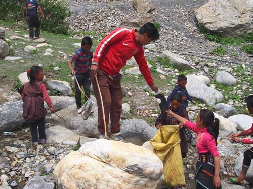 Nettoyage des environs du village de de Tinje, vallée de Panzang dans le Haut-Dolpo au Népal