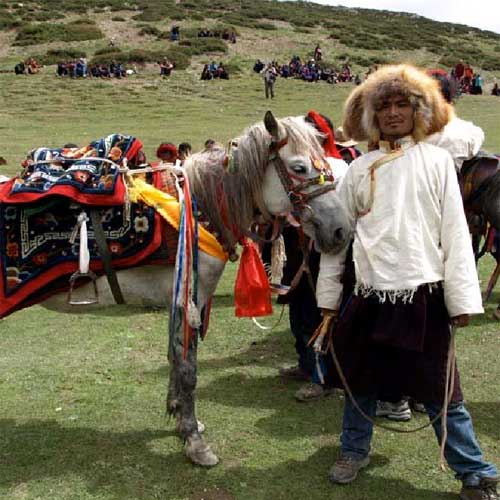 Un cavalier et son cheval en costume traditionnel au festival religieux tibétain du monastère de Shey Gompa dans le Haut Dolpo au Népal