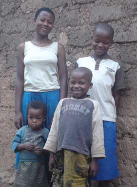 Fratrie d'enfants des rues très vulnérables au Rwanda