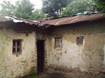 Maison délabrée d'une fratrie d'orphelins à réhabiliter au Rwanda