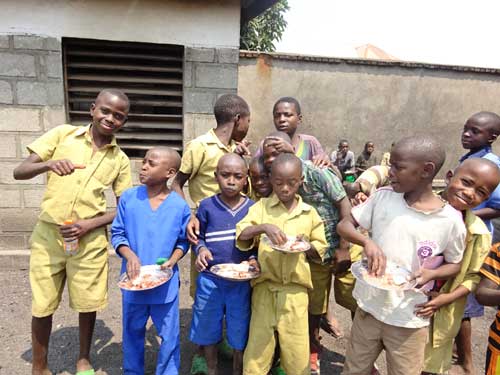 Repas servi aux enfants des rues de Gisenyi par le Point d'Ecoute au Rwanda