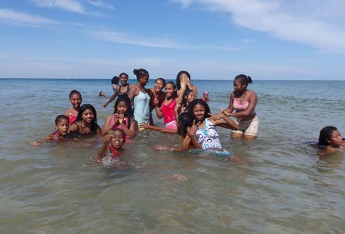 Baignade en mer pour les enfants de l'orphelinat de l'Ile Ste Marie à Madagascar