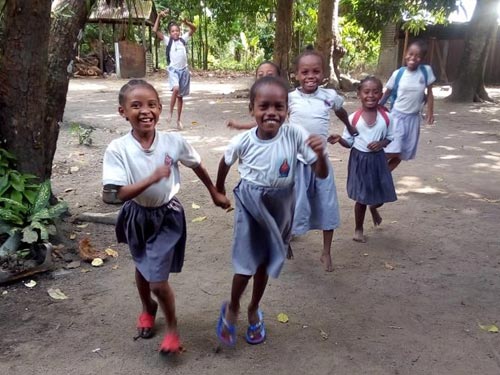 Orphelines de Sambava à Madagascar en récréation