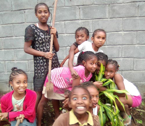 Les enfants de l'orphelinat d'Antalaha à Madagascar font du jardinage