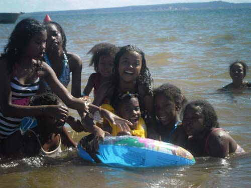 Baignade pour les enfants de l'orphelinat sur une plage de l'Ile Ste Marie à Madagascar