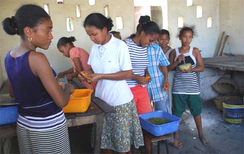 Les enfants en cuisine à l'Orphelinat de Majunga
