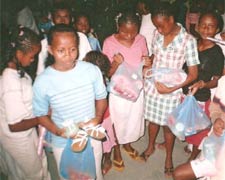Les enfants de l'orphelinat découvrent leurs cadeaux