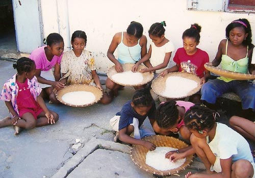 Tri du riz par les enfants de l'orphelinat de Majunga de Madagascar