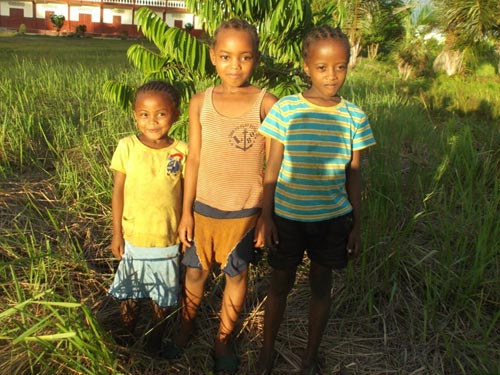Trois enfants de l'Ile Ste Marie à Madagascar