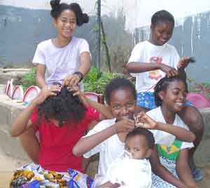 séance de coiffure à l'orphelinat Saint Joseph à Madagascar