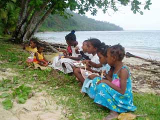 Pique-nique pour les enfants de l'orphelinat de l'Ile Ste Marie après le cyclone Ivan
