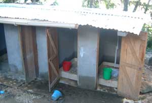 Le bloc sanitaire de l'orphelinat St Joseph sur l'Ile Ste Marie avant rénovation