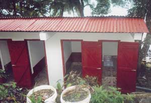 Le bloc sanitaire de l'orphelinat St Joseph sur l'Ile Ste Marie après rénovation