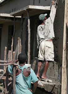 Travaux de reconstruction à l'orphelinat de l'Ile Ste Marie après le cyclone Ivan